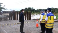 JOKOWI-PENINJAUAN-BANJIR-2