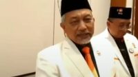 PKS Gelar Konsolidasi BCAD Untuk Pemenangan PKS Jabar dalam Pileg. Partai Keadilan Sejahtera hari ini, Sabtu (21/01) mengumpulkan 1.780 orang Bakal Calon Anggota Dewan PKS dalam kegiatan silaturahmi di Hotel Masonpine Kotabaru Parahyangan, Kabupaten Bandung Barat. Silaturahmi ini dihadiri Presiden Partai Keadilan Sejahtera Ahmad Syaikhu, yang mengatakan bahwa kegiatan tersbut adalah upaya mensinergikan para kader yang ingin berjuang dengan mencalonkan diri sebagai anggota legislatif. “Nanti akan menjadi komandan di lapangannya yaitu Kordapil akan mensinergikan diantara program-program Caleg dalam satu dapil,” kata Syaikhu pada para pewarta. Ia juga menegemukakan alasan kehadirannya pada silaturahmi dengan BCAD PKS asal Jawa Barat, karena PKS Jabar sudah menjadi barometer bagi daerah lain, karena seluruh dapilnya sudah ada wakilnya di DPR. “Beda dengan daerah yanglain, Jawa Tengah dari 10 dapil kita baru ada lima. Jawa timur dari 11 dapil baru ada 2,” kata syaikhu. Ia mengatakan inspirasi kemenangan ini semoga bisa sampai di daerah lain. Ditanya soal koalisi yang tengah dibangun bersama Demokrat dan Nasdem, Syaikhu mengatakan pihaknya berharap tidak hanya mengusung capres namun sekaligus memenangkannya, sehingga dalam menentukan cawapres masih terus digodok, bahkan tidak menutup kemungkinan adanya survey untuk menentukan siapa cawapres yang mendampingi Anies Baswedan. Syaikhu pun menyatakan target perlolehan kursi di DPR RI adalah 86 kursi atau minimal 15 persen seperti diamanatkan oleh Munas, meski diakui cukup berat sehingga konsolidasi trus dilakukan partainya.