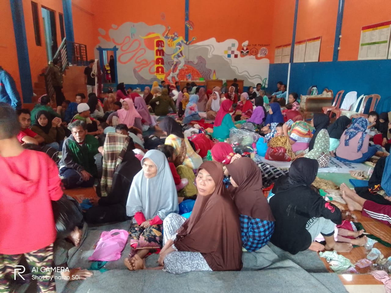 Warga korban banjir bandang dan tanah longsor di Desa Cibenda Kec. Cipongkor KBB, diungsikan di GOR Desa Cibenda. Foto/BANDUNGSATU.COM