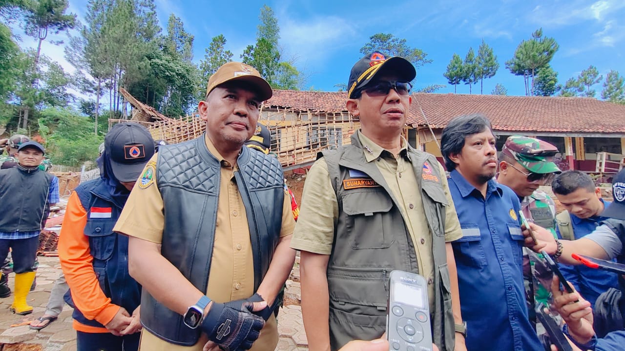 Kepala BNPB, Letjen TNI Suharyanto dan PJ Bupati KBB, Arsan Latif, Foto/Istimewa