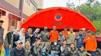 Jabar Bergerak foto bersama dengan para petugas dari BPBD KBB setelah memberikan bantuan kepada masyarakat Kampung Cigombong Desa Cibedug, Kecamatan Rongga. Foto/Istimewa Jabar Bergerak foto bersama dengan para petugas dari BPBD KBB setelah memberikan bantuan kepada masyarakat Kampung Cigombong Desa Cibedug, Kecamatan Rongga. Foto/Istimewa