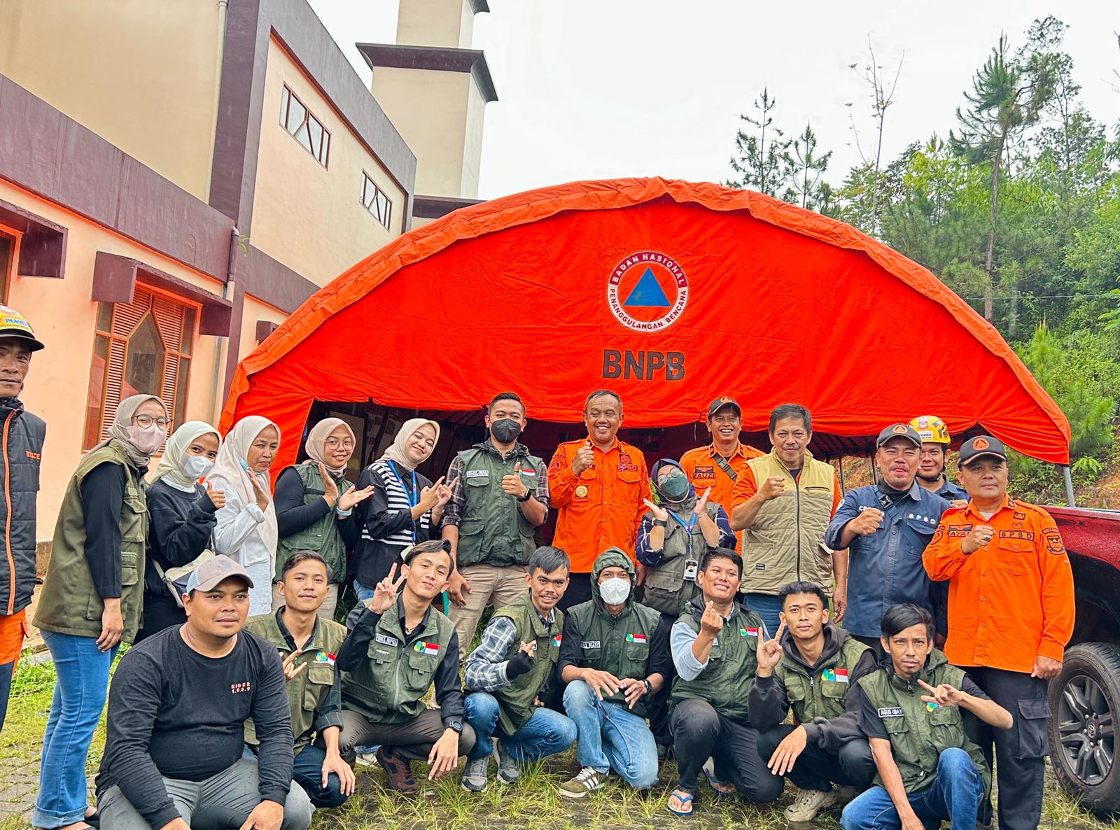 Jabar Bergerak foto bersama dengan para petugas dari BPBD KBB setelah memberikan bantuan kepada masyarakat Kampung Cigombong Desa Cibedug, Kecamatan Rongga. Foto/Istimewa