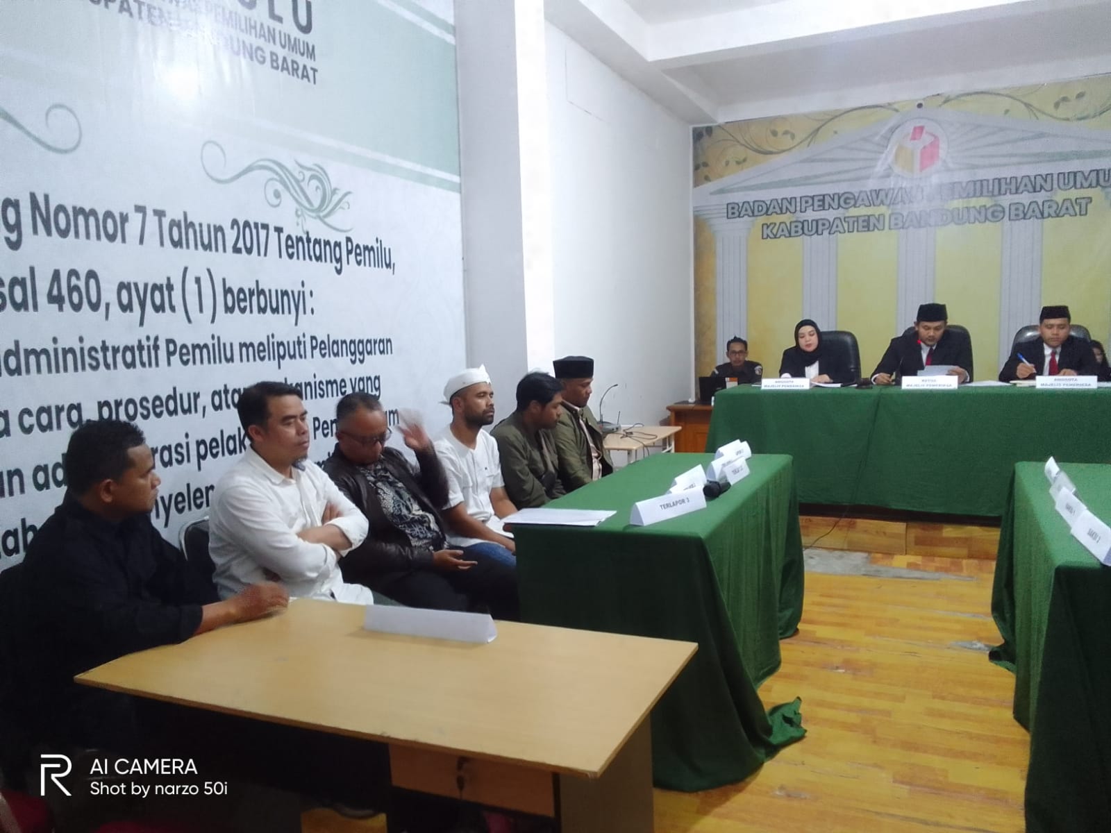 Sidang pergeseran suara calon anggota DPR RI Dapil Jabar 2, sampai malam ini masih berlangsung, di Sekretariat Bawaslu KBB. Foto/BANDUNGSATU.COM