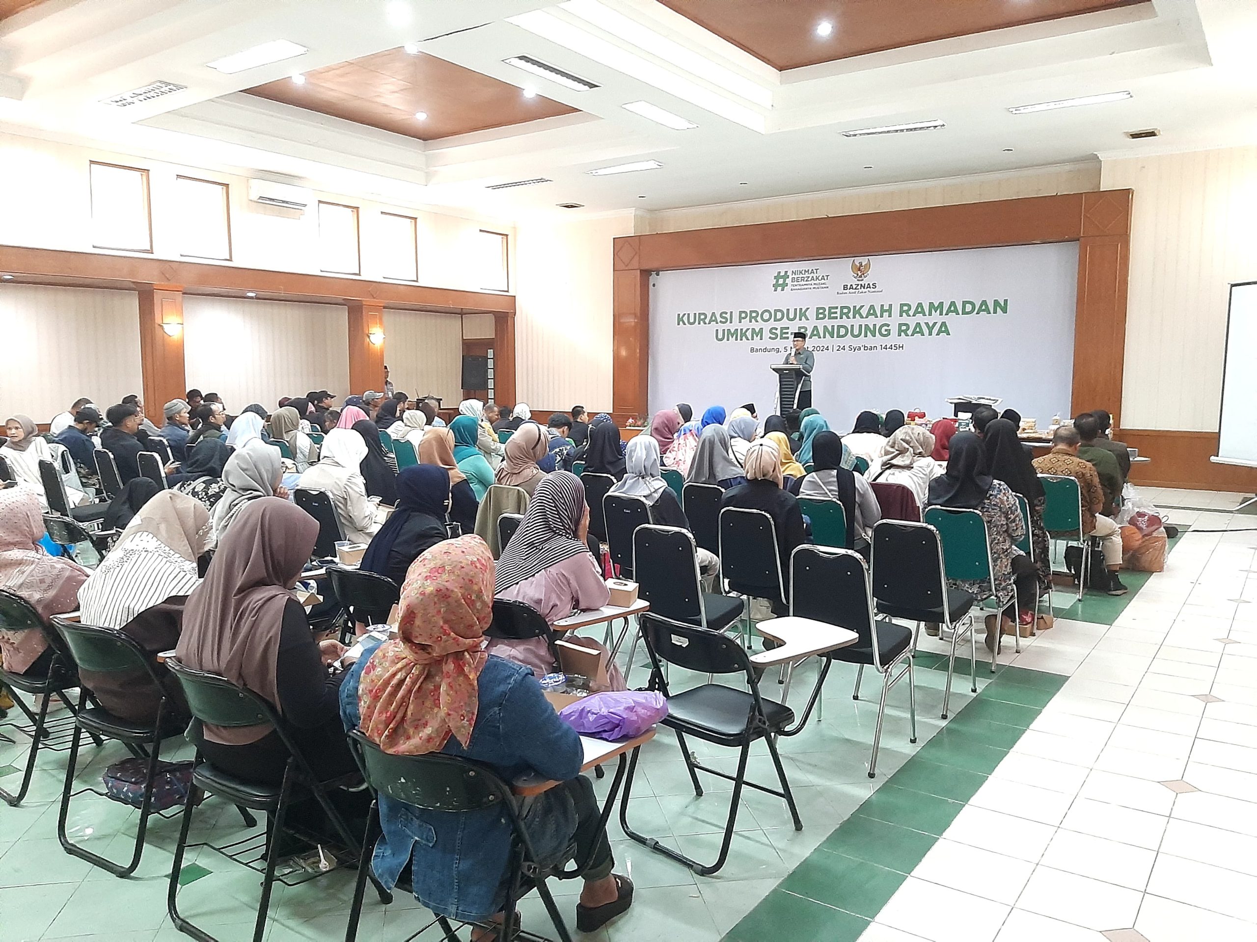 Para pelaku UMKM se Bandung Raya mengikut seminar motivasi Usaha Mikro Kecil Menengah yang diselenggarakan di Aula DMI Jabar, Selasa (05/03). Foto/Istimewa
