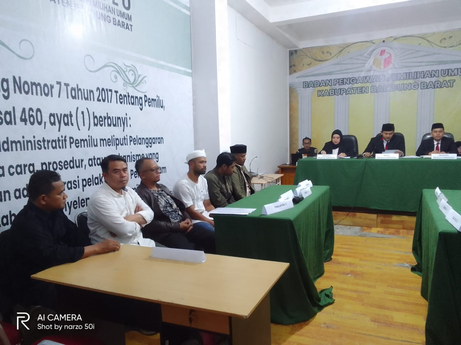 Sidang pergeseran Suara Daerah Pemilihan (Dapil) Jabar 2 yang dilaksanakan di Sekretariat Bawaslu KBB Permata Cimahi Desa Tanimulya, Ngamprah. Selasa (05/03). Foto/BANDUNGSATU.COM