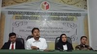 Ketua Bawaslu KBB, Riza nasrul Fallah didampingi anggotanya, ketika memberikan keterangan sesudah sidang dugaan pergeseran suara di Dapil Jabar 2. Foto/BANDUNGSATU.COM Ketua Bawaslu KBB, Riza nasrul Fallah didampingi anggotanya, ketika memberikan keterangan sesudah sidang dugaan pergeseran suara di Dapil Jabar 2. Foto/BANDUNGSATU.COM