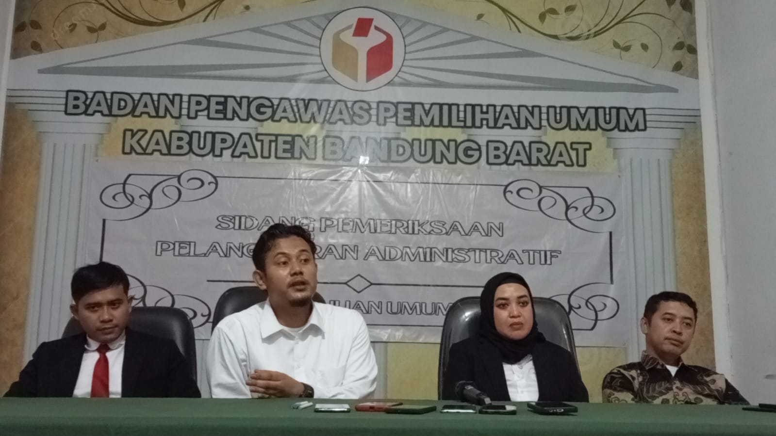 Ketua Bawaslu KBB, Riza nasrul Fallah didampingi anggotanya, ketika memberikan keterangan sesudah sidang dugaan pergeseran suara di Dapil Jabar 2. Foto/BANDUNGSATU.COM