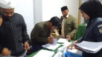 Pemeriksaan pergeseran berkas suara yang dilakukan oleh caleg Dapil Jabar 2 Partai Nasdem ketika dilaksanakan sidang di Sekretariat Bawaslu KBB, Selasa (05/03). Foto/Dok. BANDUNGSATU.COM