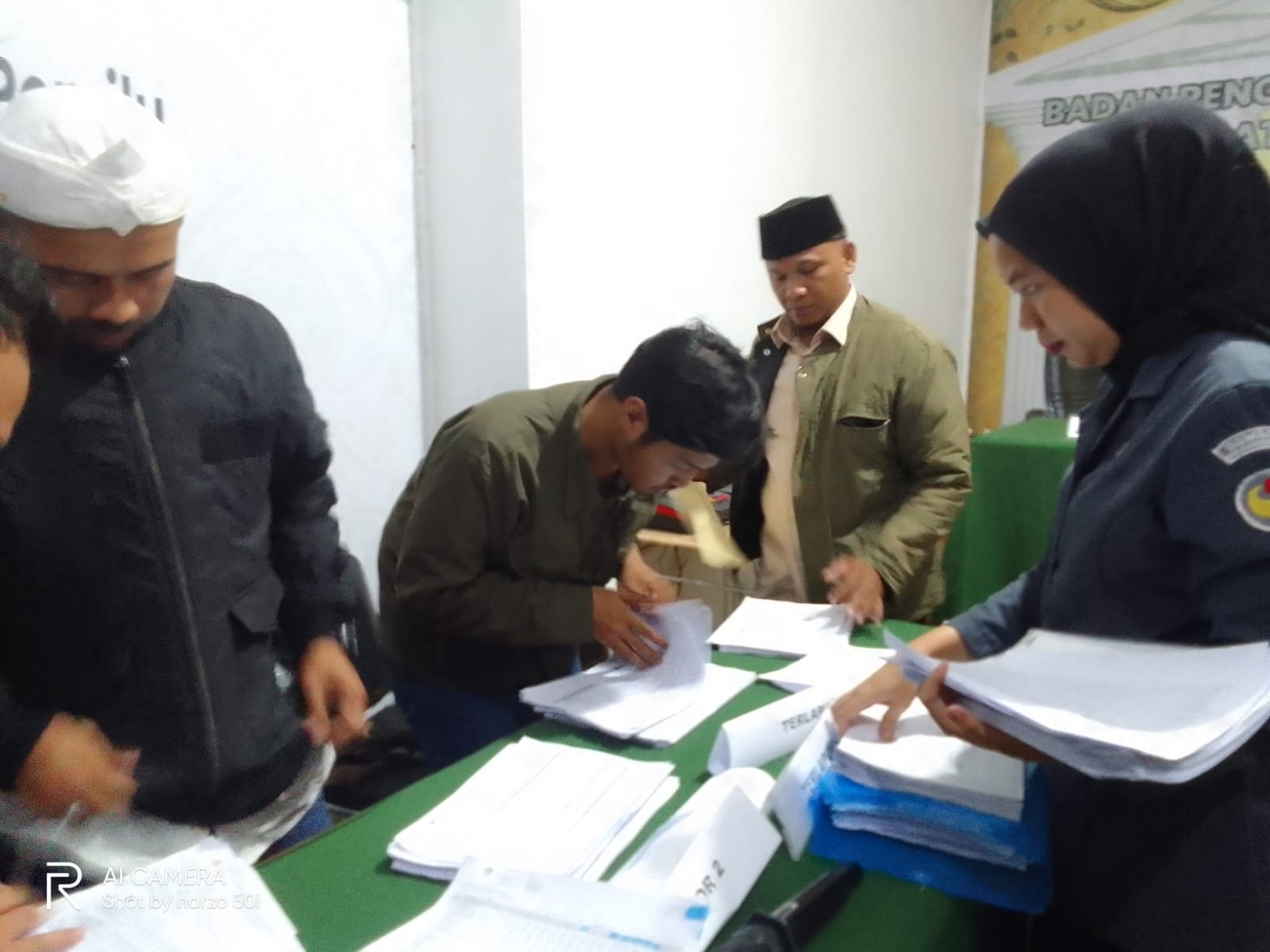 Pemeriksaan pergeseran berkas suara yang dilakukan oleh caleg Dapil Jabar 2 Partai Nasdem ketika dilaksanakan sidang di Sekretariat Bawaslu KBB, Selasa (05/03). Foto/Dok. BANDUNGSATU.COM