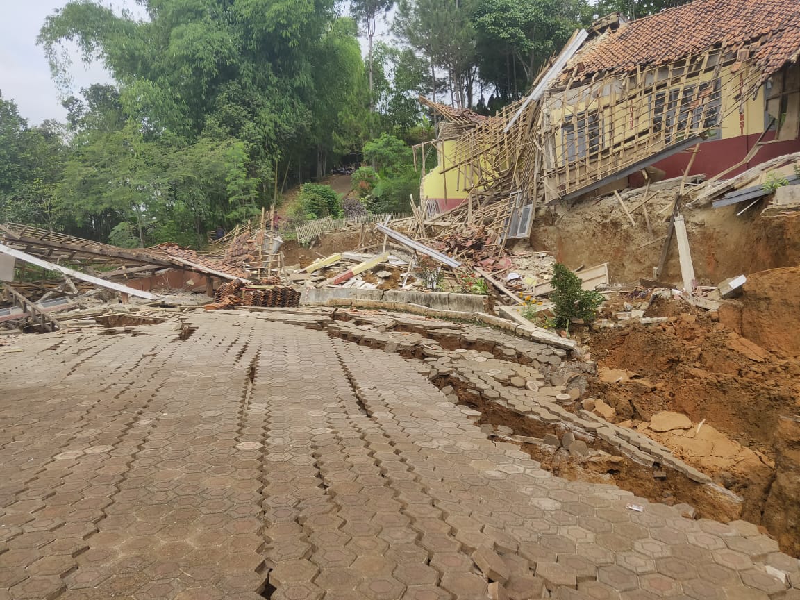 Pergerakan tanah menyebabkan puluhan rumah dan sekolah di Kampung Cigombong Desa Cibedug, Kecamatan Ronggo, KBB sudah diungsikan ketempat yang lebih aman. Foto/Istimewa