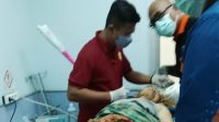 Petugas RSUD Cililin sedang menangani korban longsor Desa Cibenda, Cipongkor KBB. Foto/Istimewa Petugas RSUD Cililin sedang menangani korban longsor Desa Cibenda, Cipongkor KBB. Foto/Istimewa