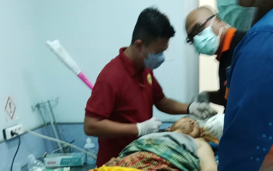 Petugas RSUD Cililin sedang menangani korban longsor Desa Cibenda, Cipongkor KBB. Foto/Istimewa