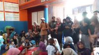 Atalia Ridwan Kamil didampingi Sonya Fatmala ketua Jabar Bergerak KBB, menyalurkan bantuan pada korban bencana banjir bandang di Cibenda, Kecamatan Cipongkor Senin (25/03). Foto/BANDUNGSATU.COM Atalia Ridwan Kamil didampingi Sonya Fatmala ketua Jabar Bergerak KBB, menyalurkan bantuan pada korban bencana banjir bandang di Cibenda, Kecamatan Cipongkor Senin (25/03). Foto/BANDUNGSATU.COM
