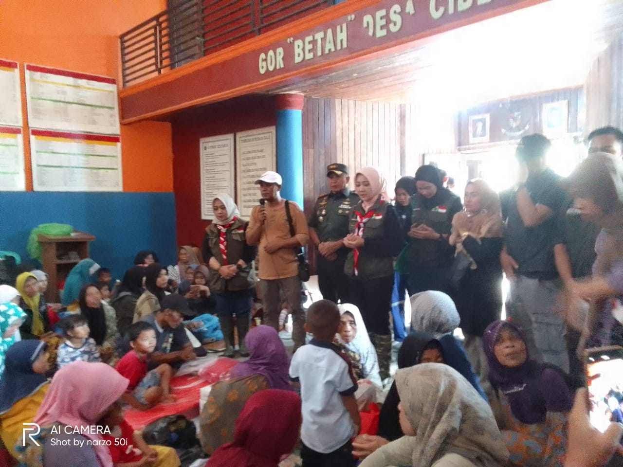 Atalia Ridwan Kamil didampingi Sonya Fatmala ketua Jabar Bergerak KBB, menyalurkan bantuan pada korban bencana banjir bandang di Cibenda, Kecamatan Cipongkor Senin (25/03). Foto/BANDUNGSATU.COM
