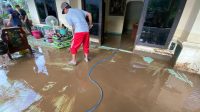 Warga membersihkan rumah dari lumpur imbas banjir bandang di Nyalindung Rabu (27/03). Foto/BANDUNGSATU.COM Warga membersihkan rumah dari lumpur imbas banjir bandang di Nyalindung Rabu (27/03). Foto/BANDUNGSATU.COM