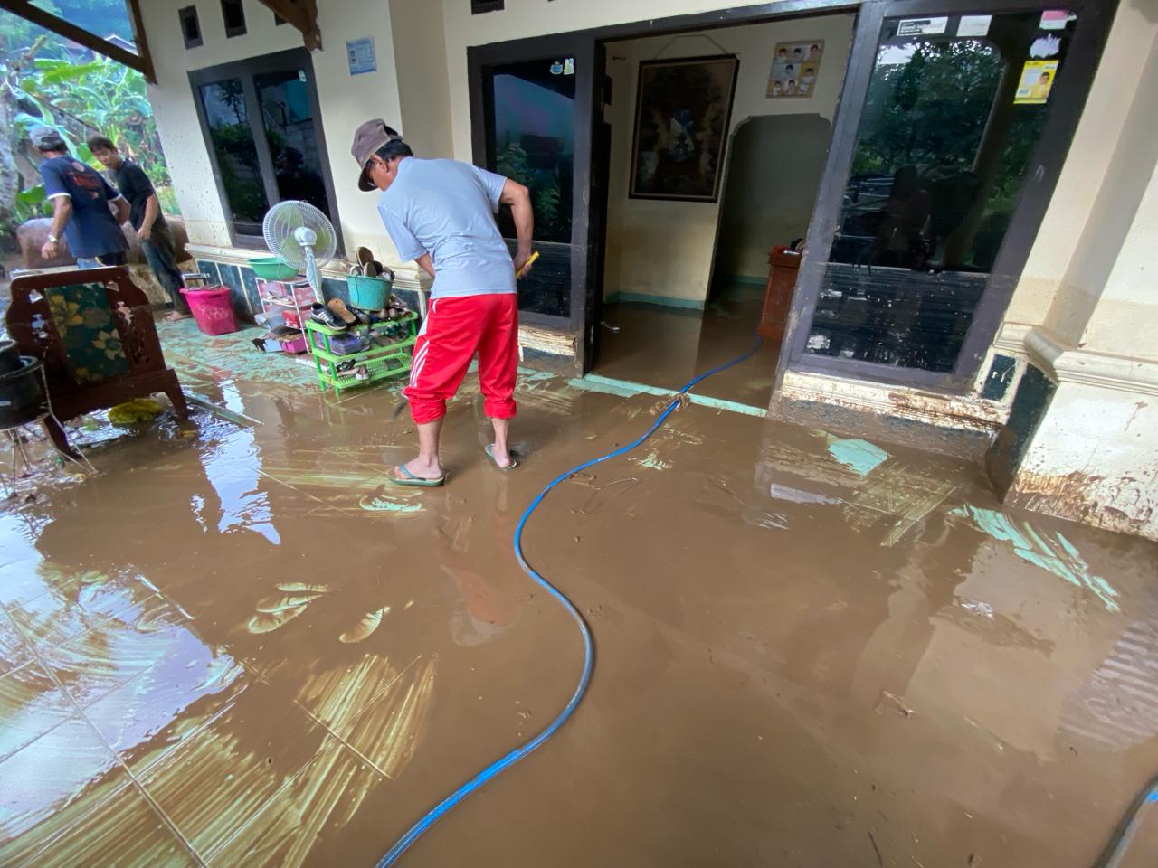 Warga membersihkan rumah dari lumpur imbas banjir bandang di Nyalindung Rabu (27/03). Foto/BANDUNGSATU.COM