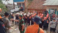 Tim SAR Gabungan terus berupaya mencari 6 warga Kp.Gintung, Desa Cibenda Kec.Cipongkor Kab.Bandung Barat, yang tertimbun longsor. Foto/BANDUNGSATU.COM Tim SAR Gabungan terus berupaya mencari 6 warga Kp.Gintung, Desa Cibenda Kec.Cipongkor Kab.Bandung Barat, yang tertimbun longsor. Foto/BANDUNGSATU.COM
