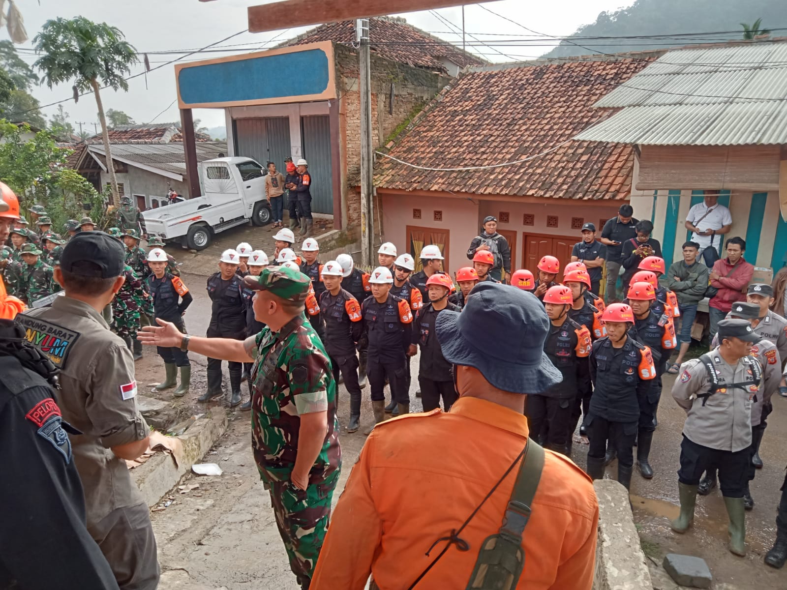 Tim SAR Gabungan terus berupaya mencari 6 warga Kp.Gintung, Desa Cibenda Kec.Cipongkor Kab.Bandung Barat, yang tertimbun longsor. Foto/BANDUNGSATU.COM