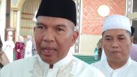 Pj Bupati Bandung Barat, Arsan Latif didampingi kadis Kominfotik , Yoppy Indrawan ketika diwawancara oleh media.