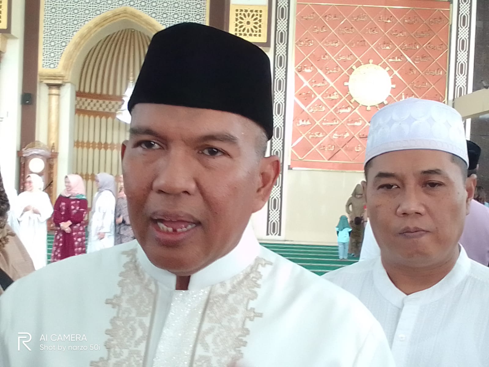 Pj Bupati Bandung Barat, Arsan Latif didampingi kadis Kominfotik , Yoppy Indrawan ketika diwawancara oleh media.