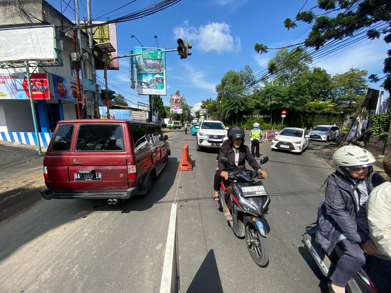 Pertigaan Beatrix diberlakukan buka tutup, di H+1 Lebaran mulai terjadi kepadatan diruas Jalan Lembang menuju kawasan objek wisata. Foto/Istimewa