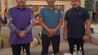 IMG-20240427-WA0008 Balon Bupati Bandung Barat, Aas Mohamad Asor, (tengah) ketika silaturahmi ke DPP Partai Demokrat diterima oleh Wakil Bendahara Umum Partai Demokrat dan juga Pendiri Partai Demokrat, Steven Rumangkang (kanan) serta Deputi Bappilu DPP Partai Demokrat (kiri). Foto/Istimewa