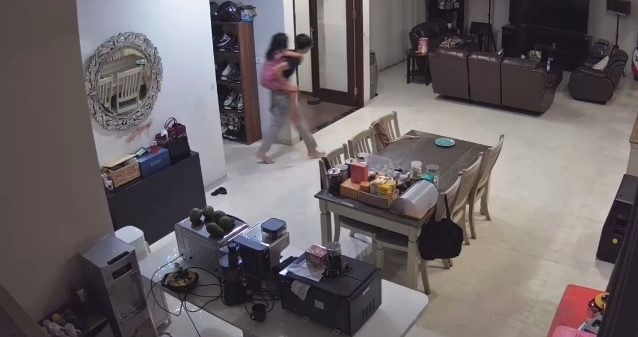 Rekaman cctv putra Hengky Kurniawan evakuasi adiknya saat terasa goncangan gempa di Bandung Barat. Foto/Istimewa