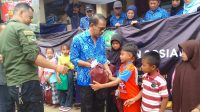 Pangaping PC Paguyuban Pasundan KBB, Ernawan Natasaputra mewakili ketua PC Paguyuban Pasundan KBB, memberikan paket buat anak anak korban bencana banjir bandang dan longsor di Cibenda Cipongkor. Foto/BANDUNGSATU.COM Pangaping PC Paguyuban Pasundan KBB, Ernawan Natasaputra mewakili ketua PC Paguyuban Pasundan KBB, memberikan paket buat anak anak korban bencana banjir bandang dan longsor di Cibenda Cipongkor. Foto/BANDUNGSATU.COM