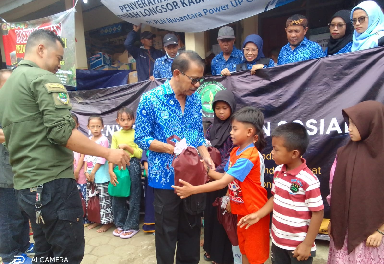 Pangaping PC Paguyuban Pasundan KBB, Ernawan Natasaputra mewakili ketua PC Paguyuban Pasundan KBB, memberikan paket buat anak anak korban bencana banjir bandang dan longsor di Cibenda Cipongkor. Foto/BANDUNGSATU.COM
