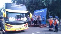 Pemda Bandung barat, melepas para pemudik gratis di lapangan parkir eks Giant di kota baru parahyangan Padalarang. Foto/Istimewa Pemda Bandung barat, melepas para pemudik gratis di lapangan parkir eks Giant di kota baru parahyangan Padalarang. Foto/Istimewa