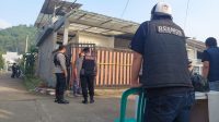 Aparat dari Polres Cimahi, mengamankan Tempat Kejadian Perkara diduga korban pembunuhan yang dicor dilantai rumah di Perumahan Bumi Citra Indah Desa Pataruman. Selasa (16/04). Foto/Istimewa
