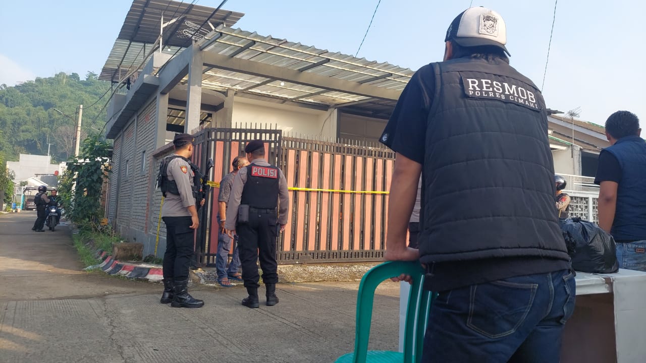 Aparat dari Polres Cimahi, mengamankan Tempat Kejadian Perkara diduga korban pembunuhan yang dicor dilantai rumah di Perumahan Bumi Citra Indah Desa Pataruman. Selasa (16/04). Foto/Istimewa