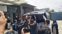 Petugas kepolisian evakuasi jenazah korban DH. Foto/Istimewa