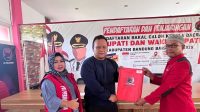 Budi suruhan Hengki Kurniawan mengambil formulir pendaftaran ke PDIP KBB, Selasa (16/04), Foto/Istimewa