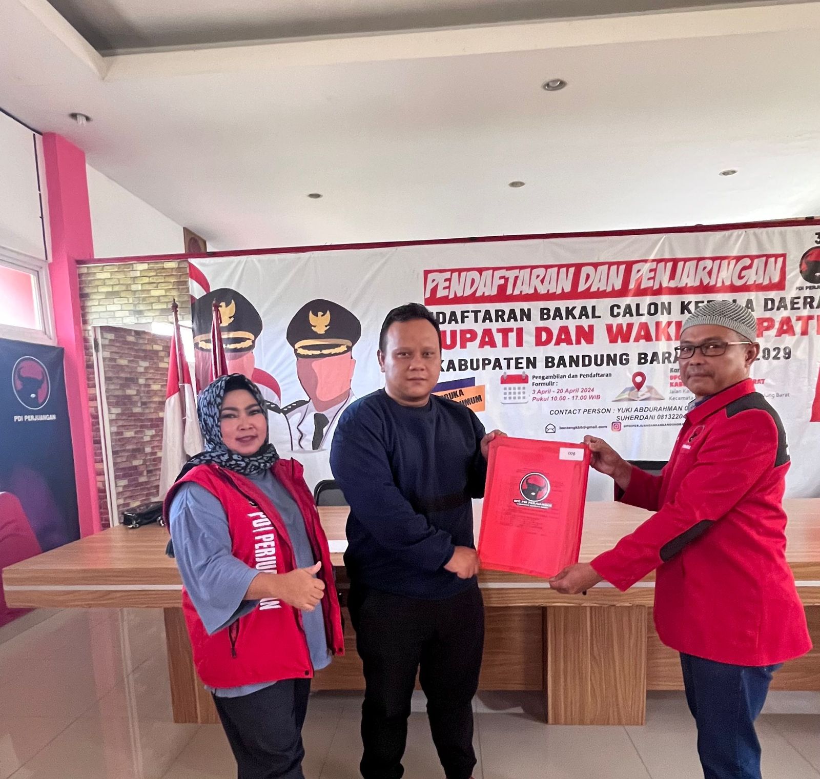 Budi suruhan Hengki Kurniawan mengambil formulir pendaftaran ke PDIP KBB, Selasa (16/04), Foto/Istimewa