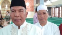 Pj Bupati Bandung Barat, Arsan Latif didampingi Kadis Kominfotik KBB, Yoppy Indrawan foto selesai melaksanakan Shalat Ied di Masjid Asshidiq , Mekarsari, Kecamatan Ngamprah. Foto/Dok. Bandungsatu.com