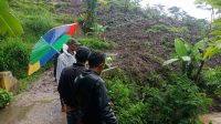 Lokasi longsor di perbatasan Ds. Suksasari dan Ds. Tamanjaya Gununghalu KBB, menimbun jalan utama penghubung ke dua desa. Foto/Istimewa