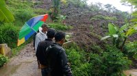 Lokasi longsor di perbatasan Ds. Suksasari dan Ds. Tamanjaya Gununghalu KBB, menimbun jalan utama penghubung ke dua desa. Foto/Istimewa Lokasi longsor di perbatasan Ds. Suksasari dan Ds. Tamanjaya Gununghalu KBB, menimbun jalan utama penghubung ke dua desa. Foto/Istimewa