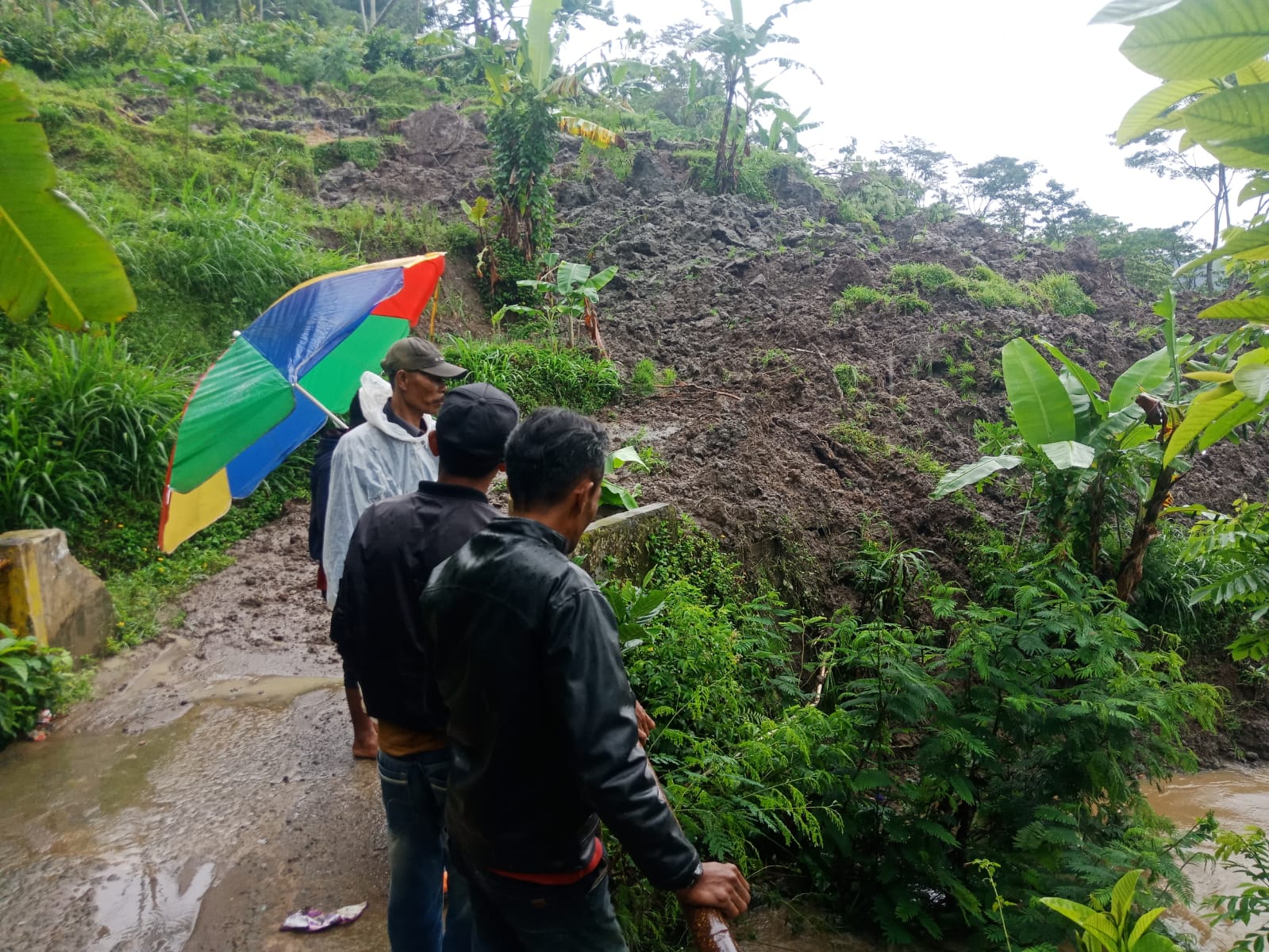 Lokasi longsor di perbatasan Ds. Suksasari dan Ds. Tamanjaya Gununghalu KBB, menimbun jalan utama penghubung ke dua desa. Foto/Istimewa