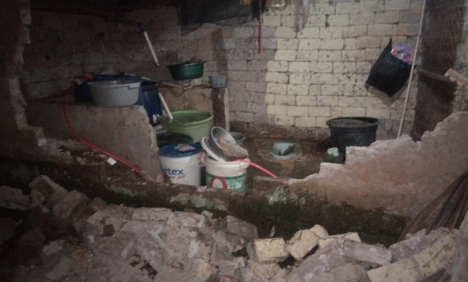 Rumah Agus (40) warga Kampung Pari, Cisarua, KBB, luluh lantak imbas Gempa Magnitudo 6.5 yang berpusat di Kab.Garut. Foto/Istimewa