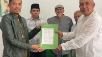 Mantan Sekda Kabupaten Bandung Barat, Asep Sodikin menyerahkan berkas pencalonan ke DPC PKB KBB untuk ikut Pilkada 2024. Foto/Istimewa Mantan Sekda Kabupaten Bandung Barat, Asep Sodikin menyerahkan berkas pencalonan ke DPC PKB KBB untuk ikut Pilkada 2024. Foto/Istimewa
