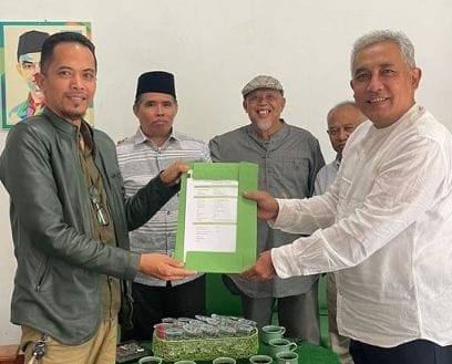Mantan Sekda Kabupaten Bandung Barat, Asep Sodikin menyerahkan berkas pencalonan ke DPC PKB KBB untuk ikut Pilkada 2024. Foto/Istimewa
