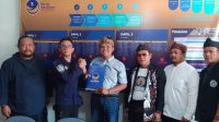 Balon Bupati KBB, Aas Mohamad Asor, SH, MH mengembalikan formulir pendaftaran ke DPD Partai Nasdem KBB di Jalan Raya Ciburuy Padalarang, Selasa (07/05). Foto/BANDUNGSATU.COM Balon Bupati KBB, Aas Mohamad Asor, SH, MH mengembalikan formulir pendaftaran ke DPD Partai Nasdem KBB di Jalan Raya Ciburuy Padalarang, Selasa (07/05). Foto/BANDUNGSATU.COM