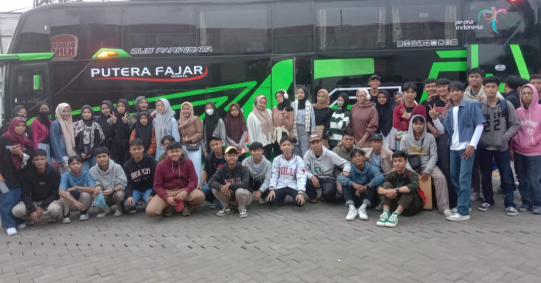 Foto bersama terakhir rombongan siswa SMK Lingga Kencana Depok, sebelum terjadinya laka di Ciater. Foto/Istimewa