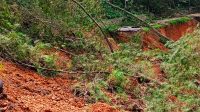 Jalan yang tertutup material longsor di Desa Cilangari, Gununghalu, Bandung Barat, Selasa (14/05). Foto/Istimewa Jalan yang tertutup material longsor di Desa Cilangari, Gununghalu, Bandung Barat, Selasa (14/05). Foto/Istimewa