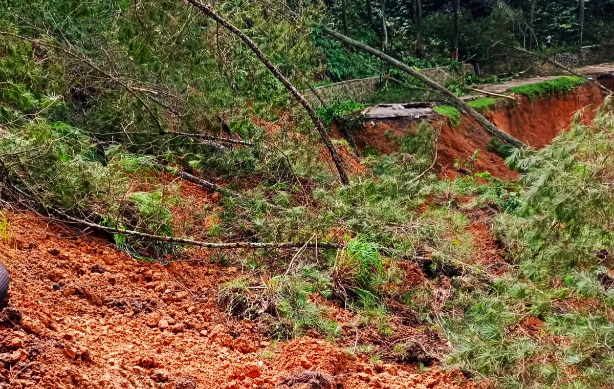 Jalan yang tertutup material longsor di Desa Cilangari, Gununghalu, Bandung Barat, Selasa (14/05). Foto/Istimewa