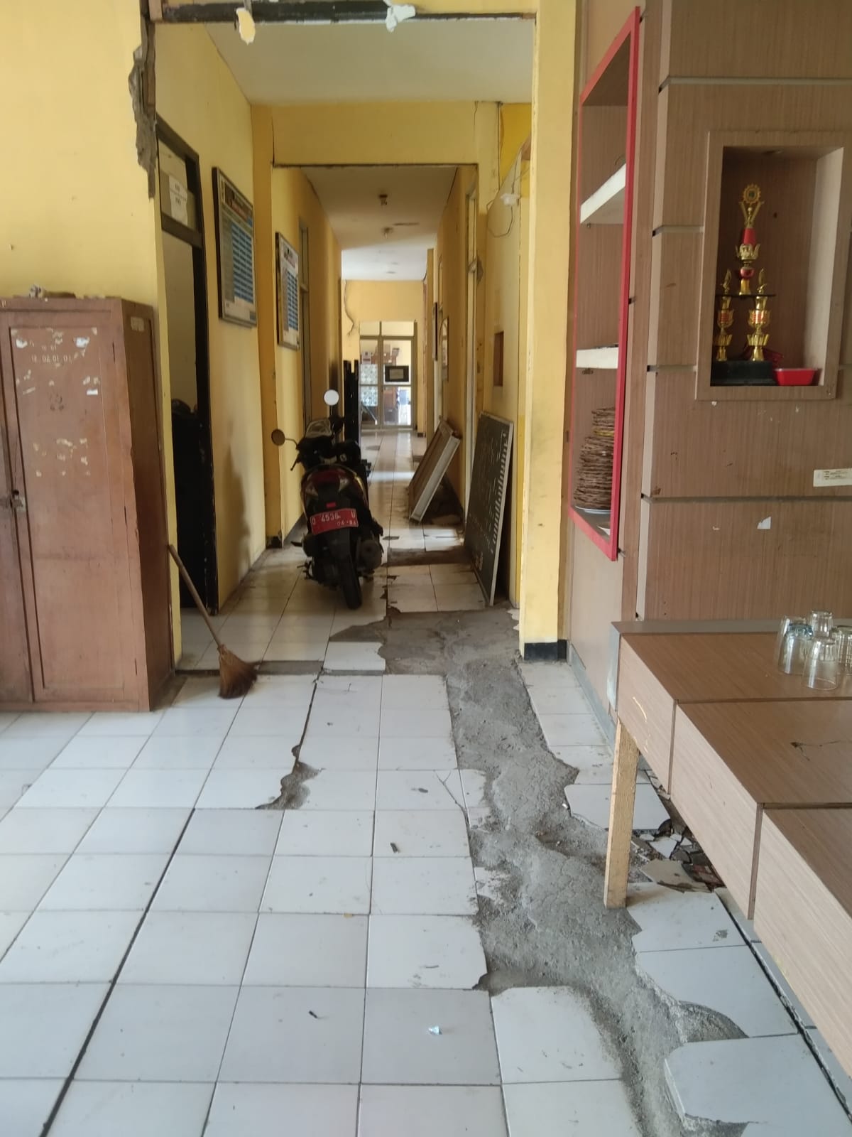 Kondisi Kantor Kecamatan Sidangkerta yang sudah tidak layak untuk ditempati. Foto/Istimewa