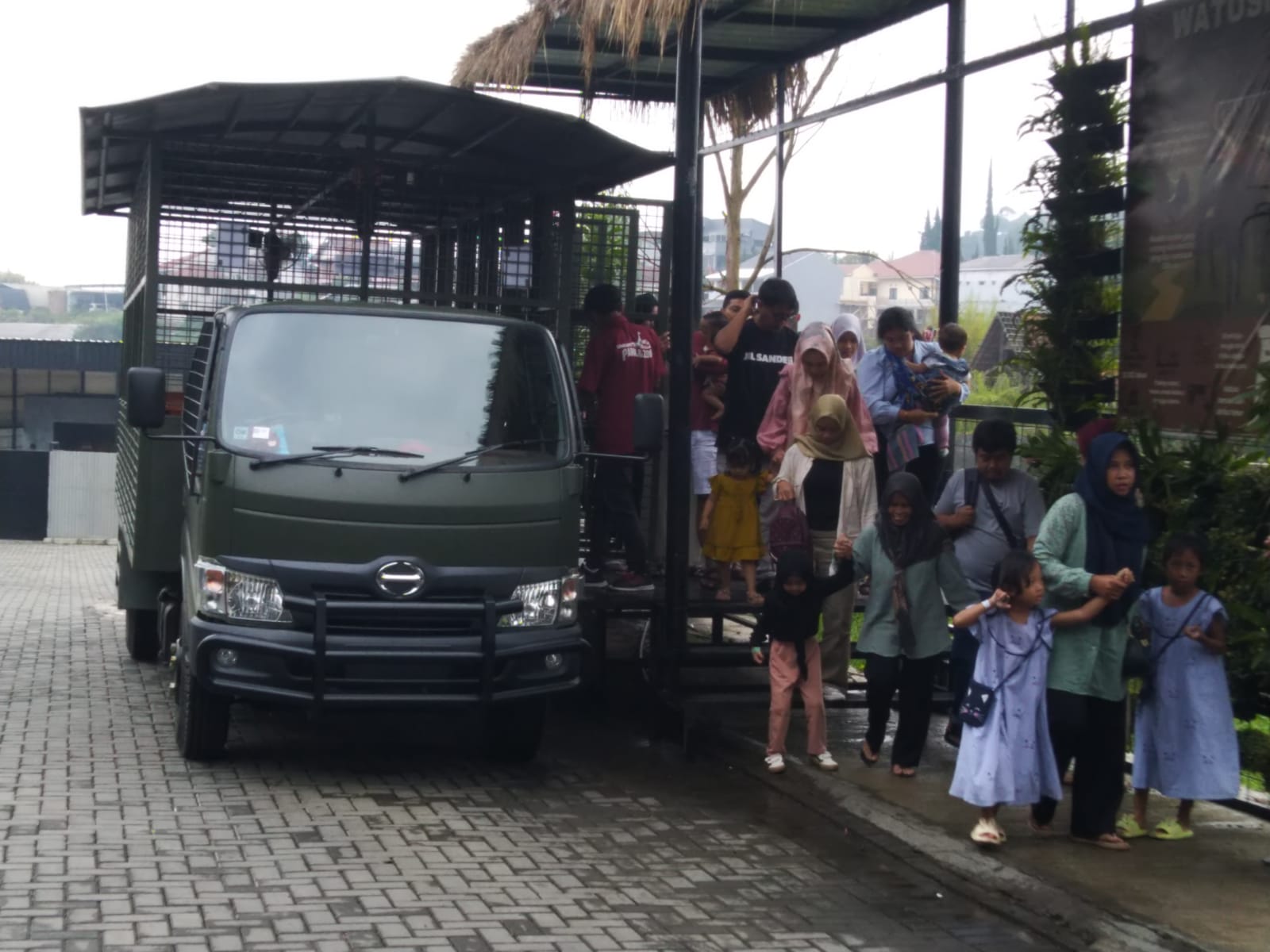 Mobil dengan wiremesh, atraksi baru kunjungan di Kampung Satwa LPZ. Foto/bandungsatu.com