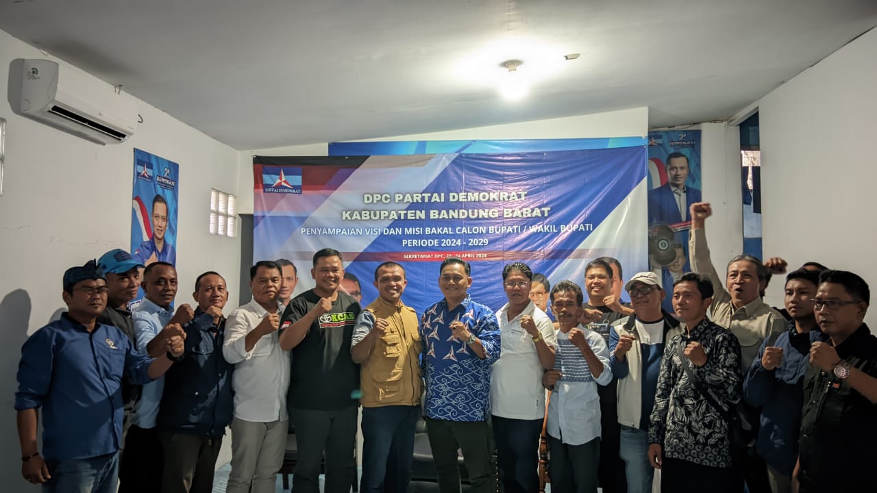 Pengurus DPC Partai Demokrat KBB dan 16 Pengurus Anak Cabang Partai Demokrat, foto bersama Calon Bupati, Aas Mohamad Asor, SH, MH, NL.P yang diusungnya. Foto/Istimewa