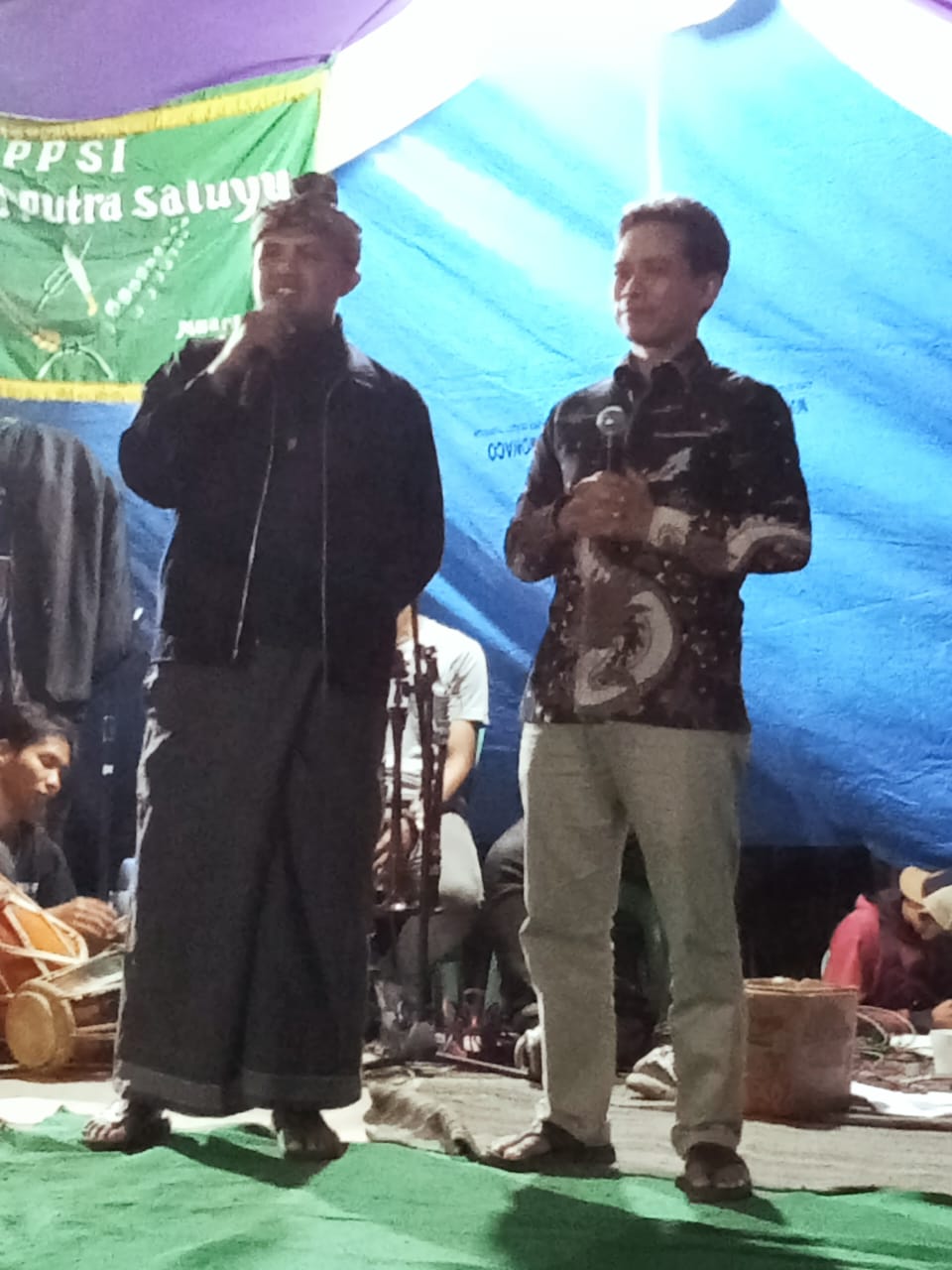 Bakal Calon Bupati KBB Aas Mohamad Asor dan Edi Rusyandi ketika menghadiri undangan PPSI Kecamatan Ngamprah serta mengadakan pertemuaan tentang koalisi di Pilkada KBB. Foto/Istimewa
